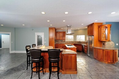 Large Open Kitchen Custom Cabs & Granite