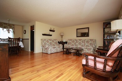 460 Admiral-Living Room-3