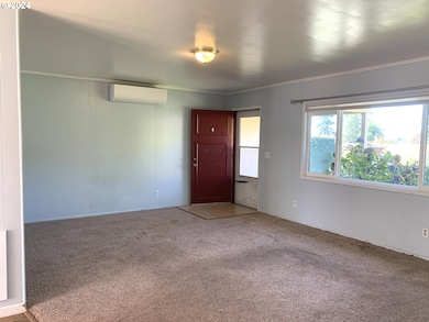 Living Room/Entrance