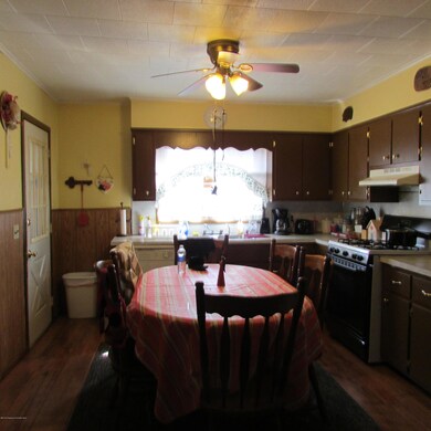 952 E Drinker St, Dunmore, PA 18512 - photo 7