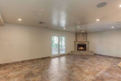 007_Family Room