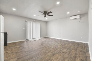 6504 Canal St unit 2, Houston, TX 77011 - photo 4