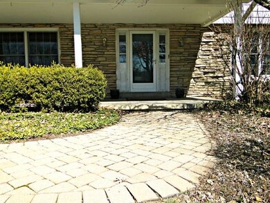 1323 Bluebell Ln, Batavia, IL 60510 - photo 2