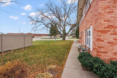 2421 Crescent Dr unit 4, Cedar Falls, IA 50613 - photo 3