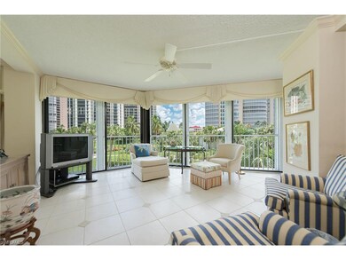 Separate sitting area off living room and dining r
