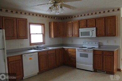 209 S 8th Ave E, Newton, IA 50208 - photo 3