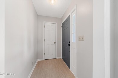 228 J R Blvd-07994