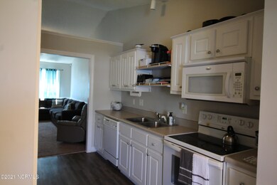 1213 Price Dr unit B, Greenville, NC 27834 - photo 2