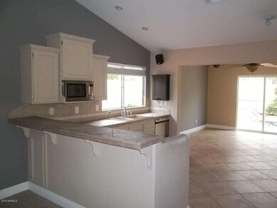 BREAKFAST BAR & KITCHEN