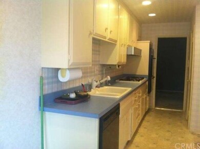 Kitchen has double oven barely use, along with dis