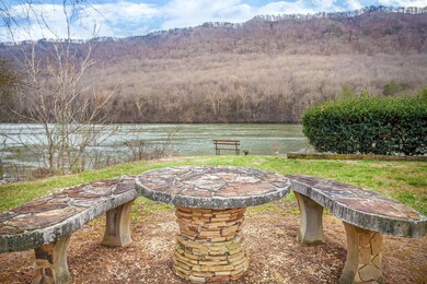 Exterior_Picnic Table