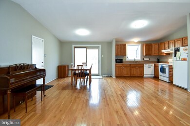 20336 Watkins Meadow Dr, Germantown, MD 20876 - photo 2