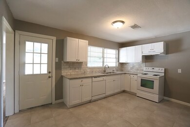 201 Mclemore Dr, Alvin, TX 77511 - photo 5