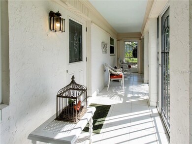 Screened in front porch.
