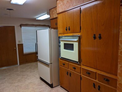 104 S Holman St, Decatur, TX 76234 - photo 3