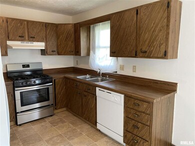 2330 W 57th St, Davenport, IA 52806 - photo 5