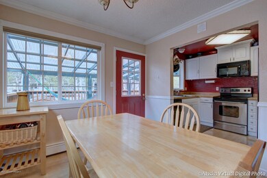 Dining Ara Facing Kitchen!