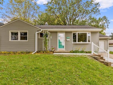 1124 20th St SW, Cedar Rapids, IA 52404 - photo 2