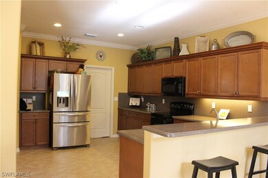 LARGE FAMILY KITCHEN WITH BREAKFAST BAR