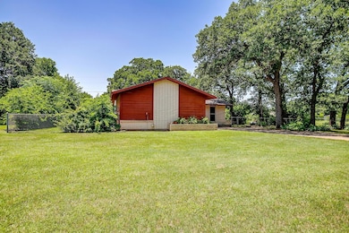 302 S Fox Ln, Burleson, TX 76028 - photo 4