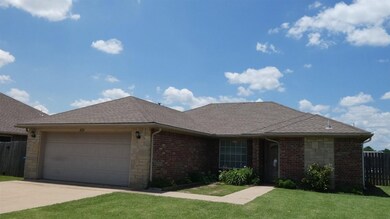 825 Huddleston Dr, Cache, OK 73527 - photo 2
