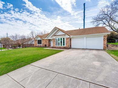 2833 Summerdale Dr, Hurst, TX 76054 - photo 3