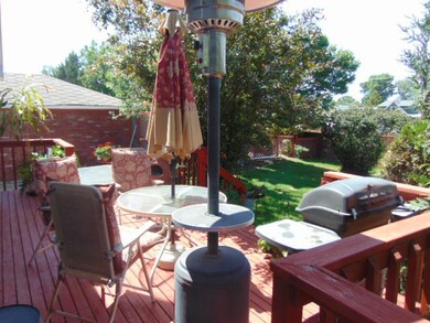 Deck in Back of house<|><|>