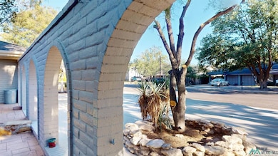 418 E Abo Dr, Hobbs, NM 88240 - photo 2