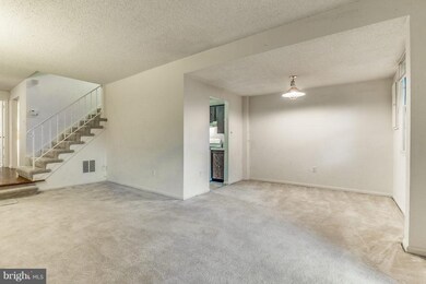 9627 Nonquitt Dr, Fairfax, VA 22031 - photo 6