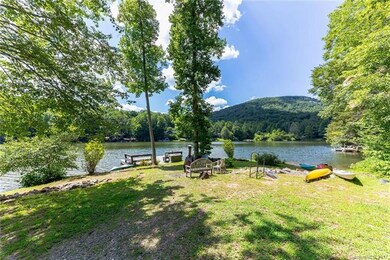 Beautiful Level Yard, Firepit, Lakefront and Mount