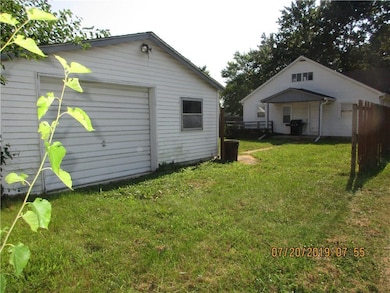 131 N Hughes St, Columbus, IN 47201 - photo 4