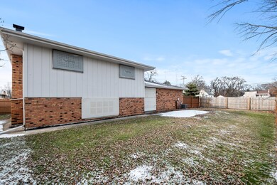 18205 Olde Farm Rd, Lansing, IL 60438 - photo 3