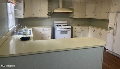 403 S Laurel St, Summit, MS 39666 - photo 2