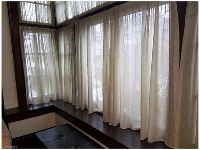 Front window seat area