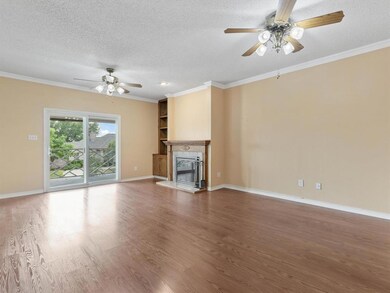 Living room & balcony