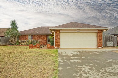 1901 Briarhill St, Moore, OK 73160 - photo 2