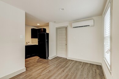 1009 Enid St unit 4, Houston, TX 77009 - photo 4