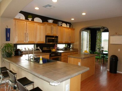 GREAT KITCHEN FOR FAMILY GATHERINGS