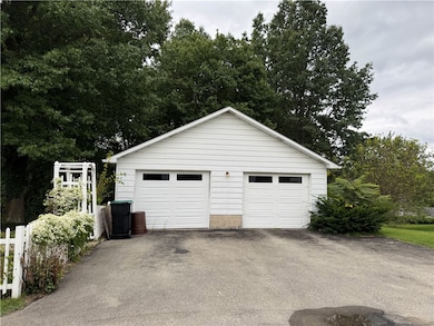 913 W 1st Ave, Derry, PA 15627 - photo 6