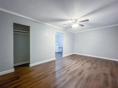 415 N Beauregard St unit 18, Alvin, TX 77511 - photo 2