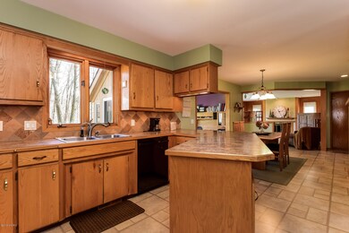 3928 Maplecrest Ct SE, Grand Rapids, MI 49546 - photo 6