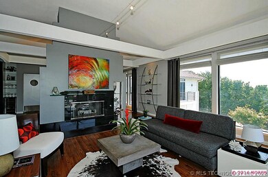 OPEN LIVING ROOM INTEGRATES ELEMENTS OF STRONG GEO