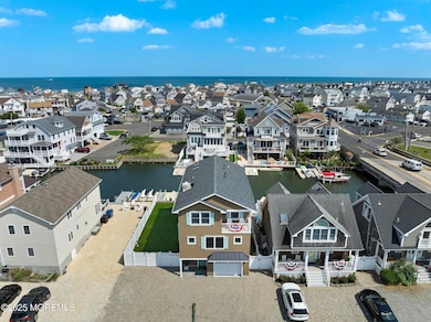Just 3 Blocks to the Beach!