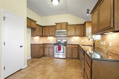 18200 Sandhurst Ct, Edmond, OK 73012 - photo 2