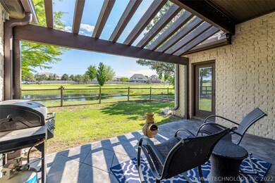 Enjoy golf course & pond views