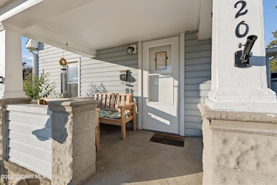 05-1520 Fenwick St-WindowStill-Photograp