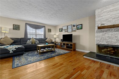 Open Concept Living/Dining Area!