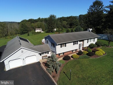 8573 Orchard Rd, Coopersburg, PA 18036 - photo 3
