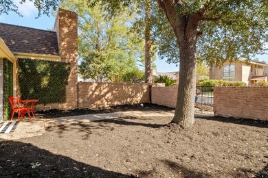 Plenty of space in this front yard area for animal