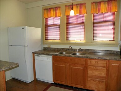 The three windows over the sink let in lots of nat